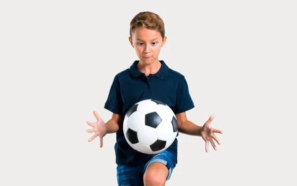 Pequena Criança Jogando Futebol Baackground Cor — Fotografia de Stock