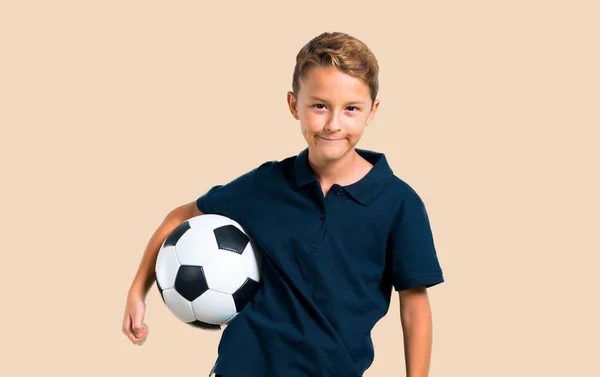 Kleines Kind Spielt Fußball Auf Farbigem Bolzplatz — Stockfoto