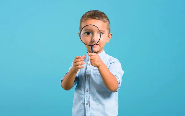 Liten Unge Med Förstoringsglas Färg Baackground — Stockfoto