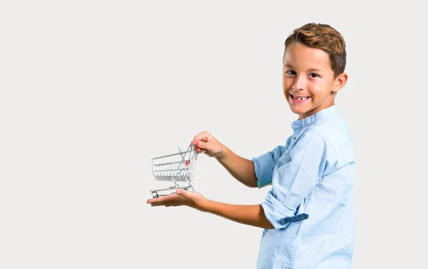 Menino Segurando Carrinho Supermercado Brinquedo — Fotografia de Stock