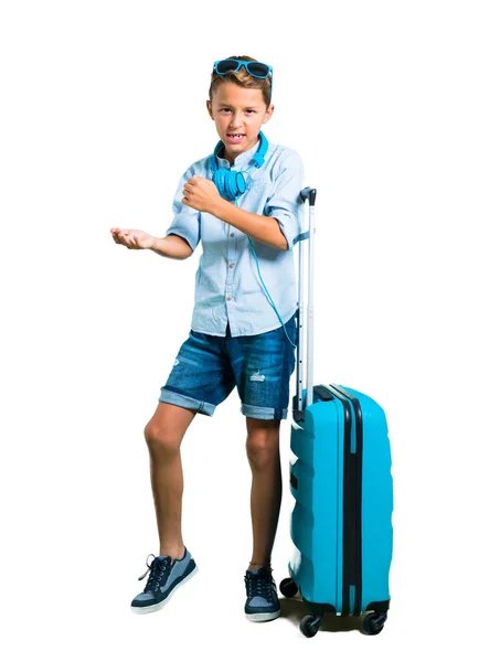 Hoofdgedeelte Van Kid Met Zonnebril Hoofdtelefoons Zijn Koffer Ongelukkig Gefrustreerd — Stockfoto