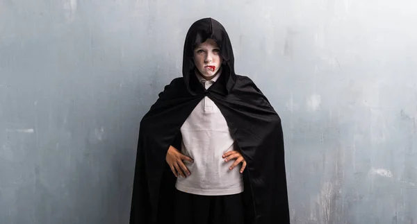 Menino Traje Vampiro Para Feriados Halloween Posando Com Braços Quadril — Fotografia de Stock