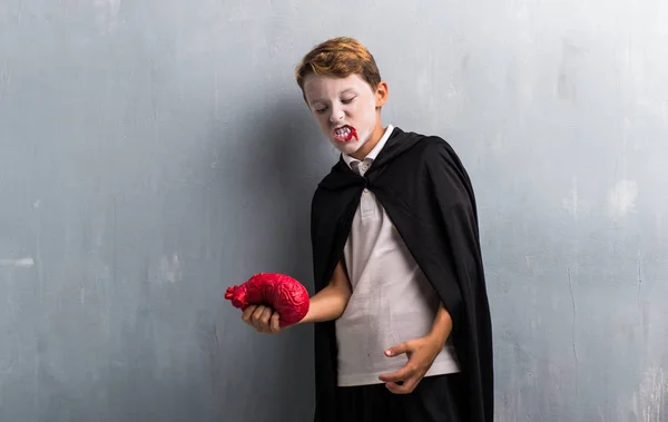 Junge Vampirkostüm Für Halloween Feiertag Isst Ein Herz — Stockfoto