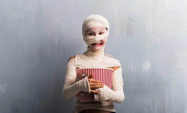Junge Mumienkostüm Isst Popcorn Halloween — Stockfoto