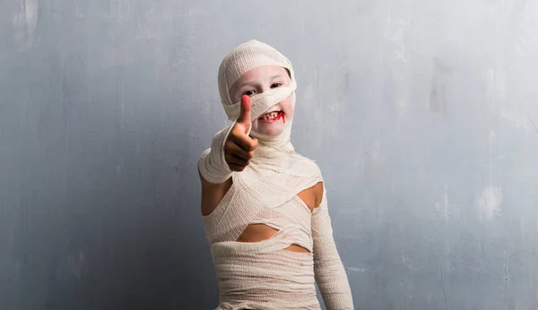 Junge Mumienkostüm Zählt Einen Für Die Halloween Feiertage — Stockfoto