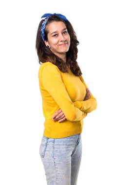 Sarı kazak ve frontal bulunduğu geçti silah tutmak başında mavi bandana ile genç kız. Kendine güvenen ifade izole beyaz arka plan üzerinde