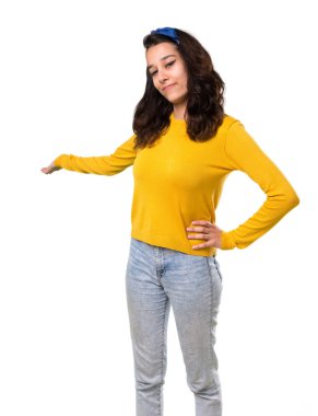 Sarı kazak ve geri bir ürün yalıtılmış beyaz arka plan üzerinde sunulması işaret parmağı ile işaret başında mavi bandana ile genç kız