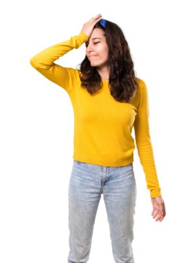 Sarı kazak ve kafasındaki mavi bandana ile genç kız bir şeyin farkına vardım ve izole beyaz arka plan üzerinde çözüm isteyen vardır