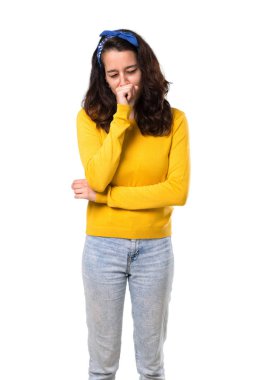 Sarı kazak ve kafasındaki mavi bandana ile genç kız ile öksürük acı ve izole beyaz arka plan üzerinde kötü hissediyor