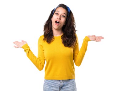 Sarı kazak ve kafasındaki sürpriz ve şok yüz ifadesi ile mavi bandana ile genç kız. Ağzı açık çünkü izole beyaz arka plan üzerinde olanlar beklemek değil