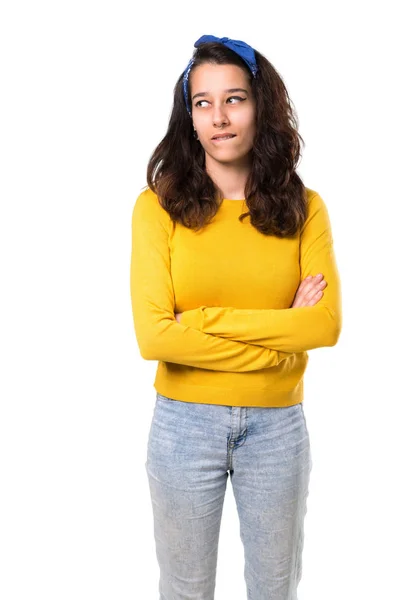 Chica Joven Con Suéter Amarillo Bandana Azul Cabeza Que Tiene —  Fotos de Stock