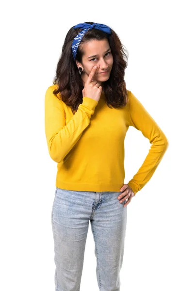 年轻的女孩与黄色毛衣和蓝色头巾在她的头站立 并期待前面打开眼睛与手指在孤立的白色背景 — 图库照片