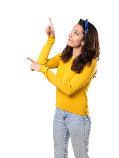 Jovem Com Suéter Amarelo Bandana Azul Cabeça Apontando Com Dedo — Fotografia de Stock