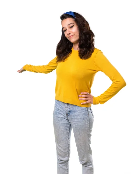 Młoda Dziewczyna Żółty Sweterek Niebieską Chustę Głowie Wskazując Powraca Prezentacji — Zdjęcie stockowe