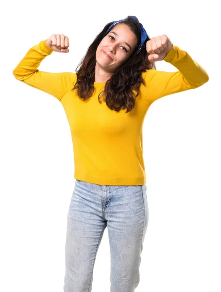 Menina Com Suéter Amarelo Bandana Azul Cabeça Comemorando Uma Vitória — Fotografia de Stock