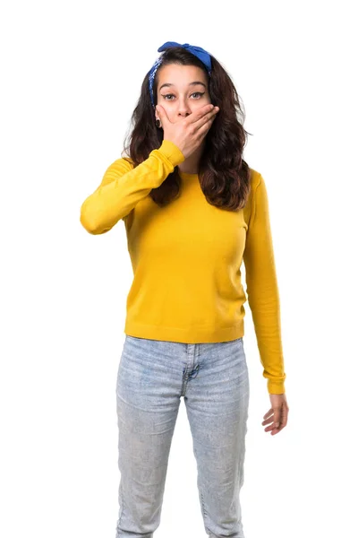 Młoda Dziewczyna Żółty Sweterek Niebieską Chustę Głowie Obejmujące Usta Rękami — Zdjęcie stockowe