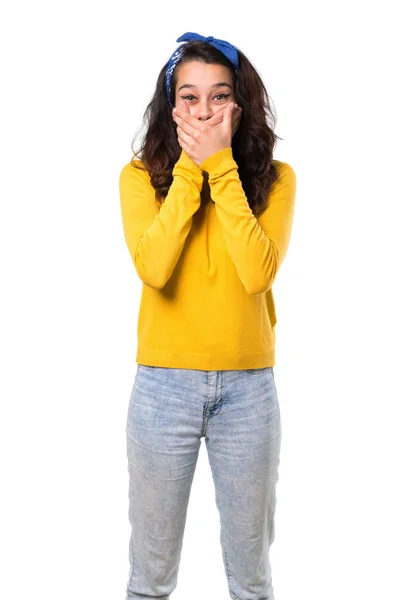 Jeune Fille Avec Pull Jaune Bandana Bleu Sur Tête Couvrant — Photo