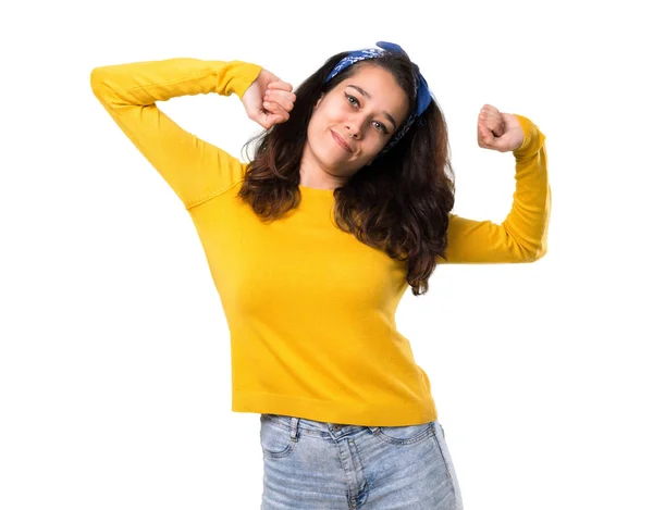 Chica Joven Con Suéter Amarillo Pañuelo Azul Cabeza Disfrutar Bailando — Foto de Stock