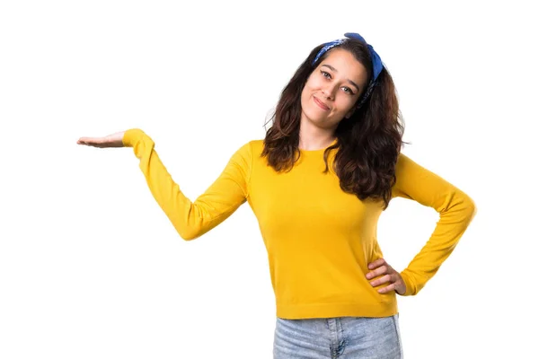 Jong Meisje Met Gele Trui Blauwe Bandana Haar Hoofd Copyspace — Stockfoto