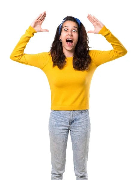 Jeune Fille Avec Pull Jaune Bandana Bleu Sur Tête Avec — Photo