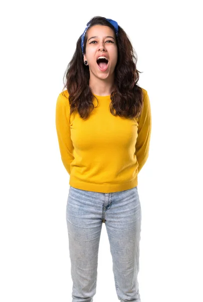 Jeune Fille Avec Pull Jaune Bandana Bleu Sur Tête Criant — Photo