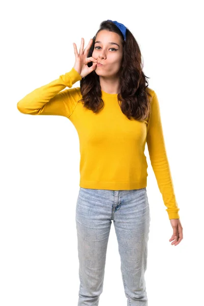 Gadis Muda Dengan Sweater Kuning Dan Bandana Biru Kepalanya Menunjukkan — Stok Foto