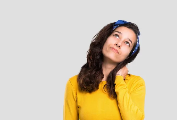 Jovem Com Suéter Amarelo Bandana Azul Sua Cabeça Pensando Uma — Fotografia de Stock