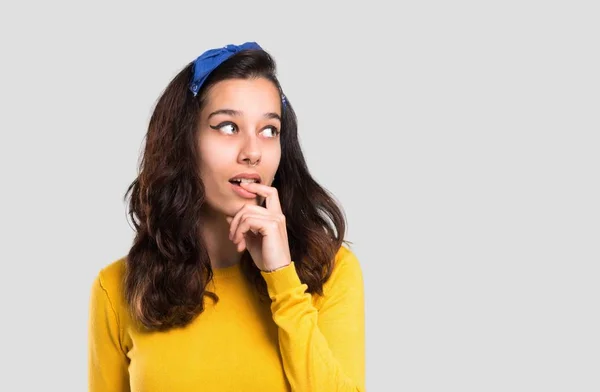 Chica Joven Con Suéter Amarillo Bandana Azul Cabeza Que Tiene — Foto de Stock