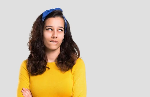 Jeune Fille Avec Pull Jaune Bandana Bleu Sur Tête Ayant — Photo