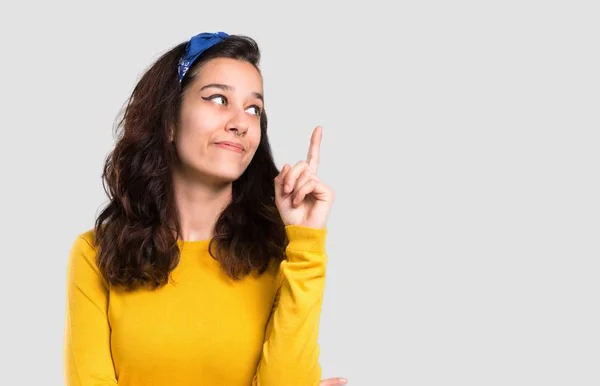 Rapariga Com Suéter Amarelo Bandana Azul Cabeça Apontando Com Dedo — Fotografia de Stock