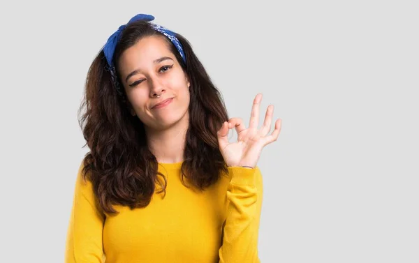 Молода Дівчина Жовтим Светром Блакитною Банданою Голові Показує Знак Пальцями — стокове фото