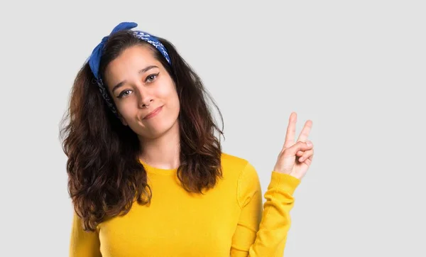 Menina Com Suéter Amarelo Bandana Azul Cabeça Sorrindo Mostrando Sinal — Fotografia de Stock