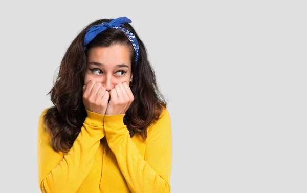 Rapariga Com Suéter Amarelo Bandana Azul Cabeça Pouco Nervosa Assustada — Fotografia de Stock