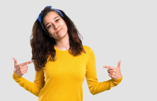 Chica Joven Con Suéter Amarillo Bandana Azul Cabeza Orgullosa Auto — Foto de Stock