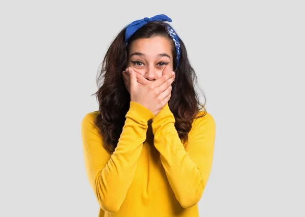 Jeune Fille Avec Pull Jaune Bandana Bleu Sur Tête Couvrant — Photo