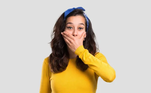 Menina Com Suéter Amarelo Bandana Azul Cabeça Cobrindo Boca Com — Fotografia de Stock