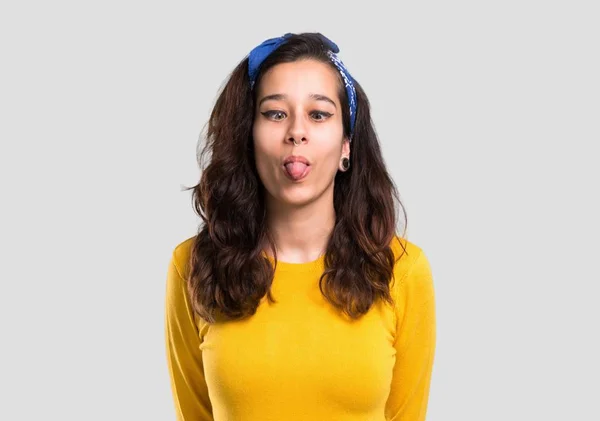 Rapariga Com Suéter Amarelo Bandana Azul Sua Cabeça Faz Engraçado — Fotografia de Stock
