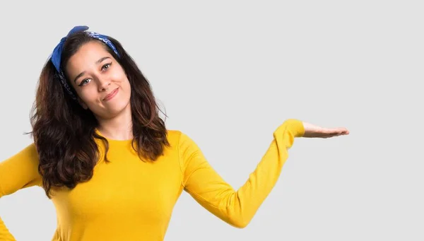 Menina Com Suéter Amarelo Bandana Azul Cabeça Segurando Copyspace Imaginário — Fotografia de Stock