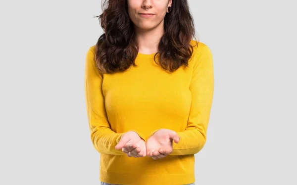 Menina Com Suéter Amarelo Bandana Azul Cabeça Segurando Copyspace Imaginário — Fotografia de Stock