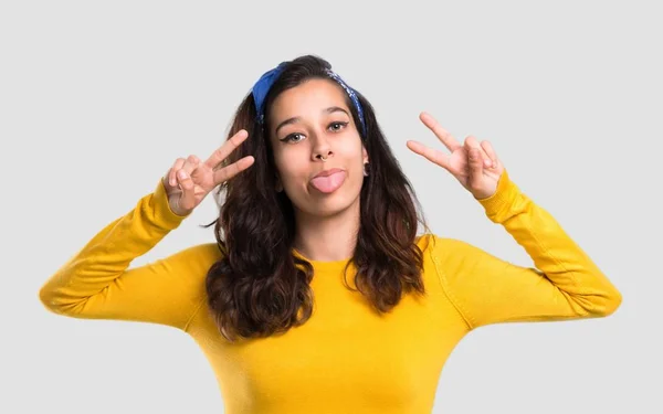 Menina Com Suéter Amarelo Bandana Azul Cabeça Mostrando Língua Câmera — Fotografia de Stock