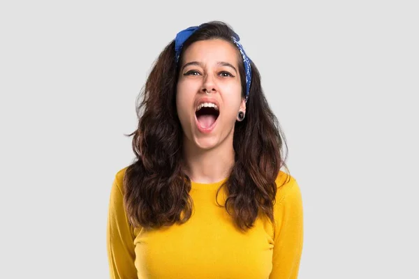 Chica Joven Con Suéter Amarillo Pañuelo Azul Cabeza Gritando Frente — Foto de Stock