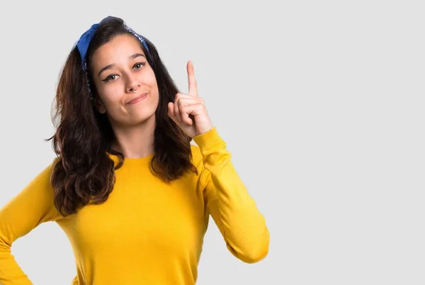 Menina Com Suéter Amarelo Bandana Azul Cabeça Mostrando Levantando Dedo — Fotografia de Stock