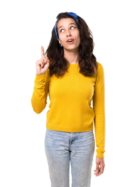 Jeune Fille Avec Pull Jaune Bandana Bleu Sur Tête Debout — Photo