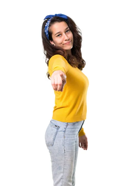 Молода Дівчина Жовтим Светром Блакитною Банданою Голові Вказує Пальцем Впевненим — стокове фото