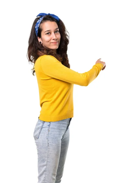 Młoda Dziewczyna Żółty Sweterek Niebieską Chustę Głowie Wskazując Powraca Palcem — Zdjęcie stockowe