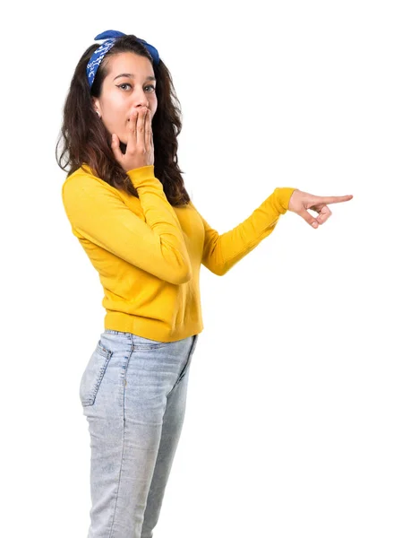 Młoda Dziewczyna Żółty Sweterek Niebieską Chustę Głowie Wskazując Palcem Bok — Zdjęcie stockowe