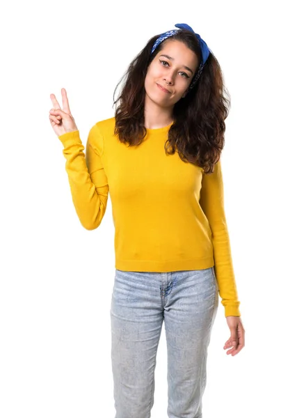 Młoda Dziewczyna Żółty Sweterek Niebieską Chustę Głowie Uśmiechając Się Pokazuje — Zdjęcie stockowe