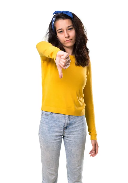 Chica Joven Con Suéter Amarillo Pañuelo Azul Cabeza Mostrando Pulgar —  Fotos de Stock