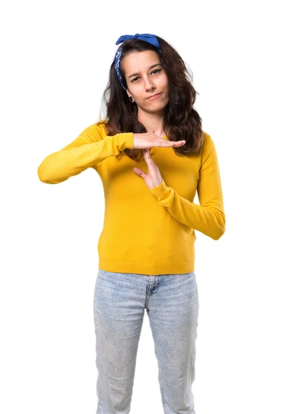 年轻女孩与黄色毛衣和蓝色头巾在她的头做停止手势与她的手停止在孤立的白色背景的行为 — 图库照片