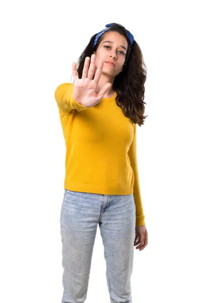 黄色のセーターと孤立した白い背景上に間違っていると考えている状況を否定する彼女の手と彼女の頭部作る停止のジェスチャで青いバンダナを持つ少女 — ストック写真